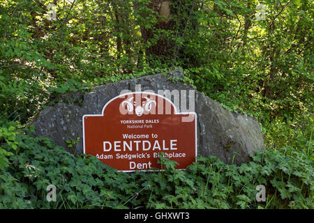 Benvenuti al segno Dentdale vicino al villaggio di ammaccatura nel Yorkshire Dales REGNO UNITO Foto Stock