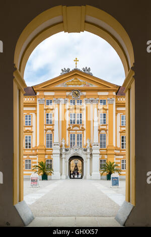 Cortile anteriore dal portale di ingresso dell'Abbazia di Melk in valle di Wachau, Austria inferiore Foto Stock