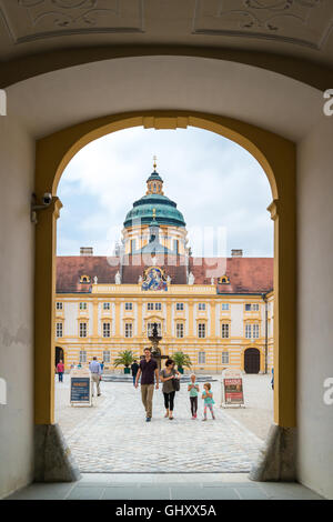 Persone in prelati cortile da Benedetto Hall dell'Abbazia di Melk in valle di Wachau, Austria inferiore Foto Stock