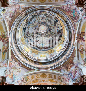 Cupola con affreschi nella chiesa dell'Abbazia di Melk in valle di Wachau, Austria inferiore Foto Stock