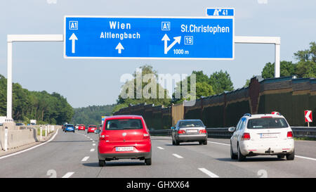 Traffico e indicazioni sulla autostrada Autobahn A1 nel bosco di Vienna, Austria Inferiore, Austria Foto Stock
