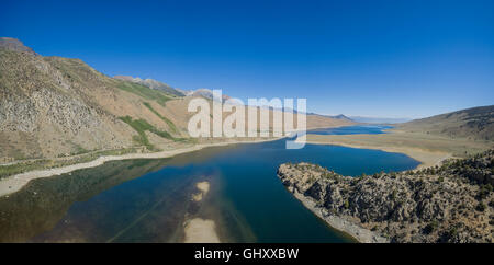 Il bellissimo lago paesaggio di riflessione di concedere il lago in giugno il lago di loop Foto Stock