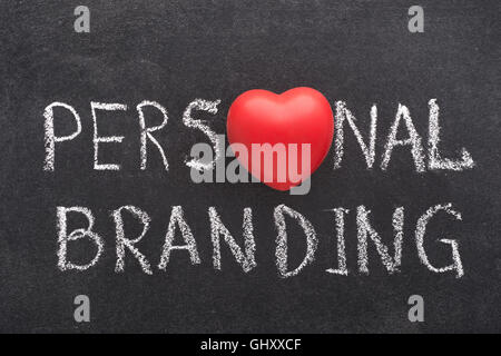 Personal branding frase manoscritta su lavagna con il simbolo del cuore di invece di o Foto Stock