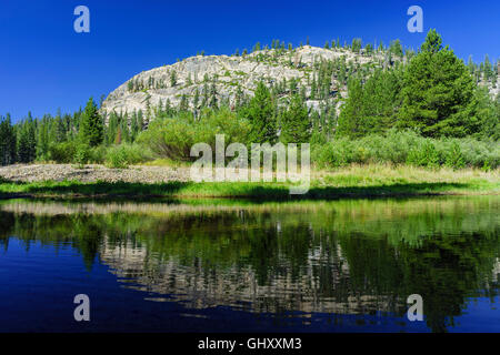 Lo splendido paesaggio di montagna e di riflessione in Devils Postpile National Monument Foto Stock