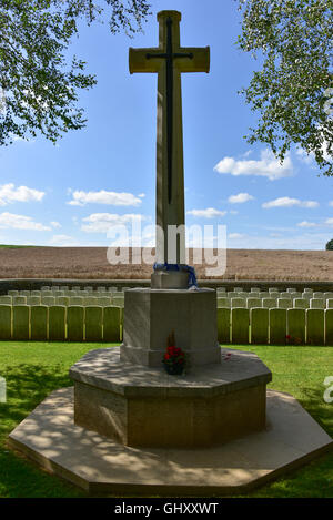 Croce di pietra alla stazione il cimitero di cava, casa di tombe di Accrington pals caduti nella battaglia della Somme. Foto Stock