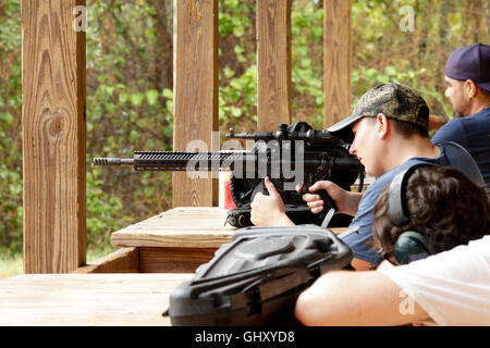 L'uomo le riprese AR-15 style fucile a Leeds gamma in Carolina del Sud Foto Stock