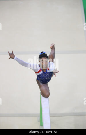 Stati Uniti d'America's Simone Biles esegue sul fascio di equilibrio durante la donna ginnastica artistica individuale finale completa al Rio Olympic Arena il sesto giorno del Rio Giochi Olimpici, Brasile. Foto Stock