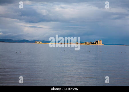 Vista invernale di Piel Castello e Piel isola da Walney Island Barrow-in-Furness Morecambe Bay Cumbria Inghilterra England Foto Stock