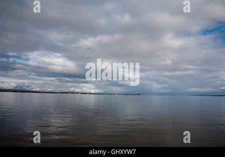 Vista invernale di Piel Castello e Piel isola da Walney Island Barrow-in-Furness Morecambe Bay Cumbria Inghilterra England Foto Stock