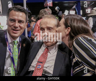 Cleveland, Ohio, Stati Uniti d'America, 19 luglio, 2016 Senatore Robert Dole visite con la delegazione del Kansas Congressman Tim Yoder e sua moglie Brooke posano con il senatore Dole. Brooke bacia il senatore. Credito: Mark Reinstein. Foto Stock