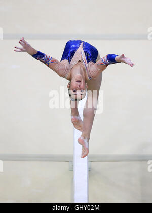 In Francia la Louise Vanhille esegue sul fascio di equilibrio durante la donna ginnastica artistica individuale finale completa al Rio Olympic Arena il sesto giorno del Rio Giochi Olimpici, Brasile. Foto Stock