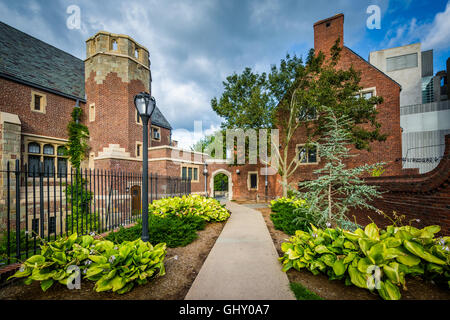 Giardini lungo la passerella e agli edifici presso la Yale University a New Haven, Connecticut. Foto Stock
