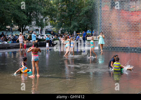 Bambini che giocano nella fontana di corona. Il Millennium Park di Chicago, Illinois. Foto Stock