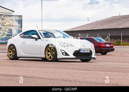 Kotka, in Finlandia - Luglio 16, 2016: Bianco Toyota GT86 va giù la strada in città europea. La 86 è una serie di vetture sport comune di Foto Stock