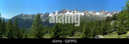 Vista delle Aiguilles Rouges/La Flegere dal Grand Balcon Nord, nr Chalets de la pulsantiera, Chamonix Mont Blanc, Rodano Alpi, Francia. Foto Stock