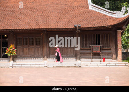 Donna vietnamita in abito tradizionale in Accademia Imperiale, quinto cortile, Hanoi Foto Stock