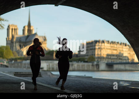 Per chi ama fare jogging in esecuzione sotto il Pont de la Tournelle sulla riva sinistra del fiume Senna, Parigi, Francia Foto Stock