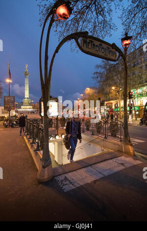 Una persona all'entrata della metropolitana di Place de la Bastille a crepuscolo, Parigi, Francia Foto Stock