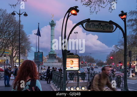 L'entrata alla stazione della metropolitana di Place de la Bastille a crepuscolo, Parigi, Francia Foto Stock
