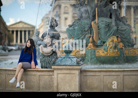 Un turista in posa per una fotografia di Place de la Concorde, Paris, Francia Foto Stock