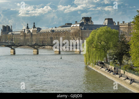 L'Île de la Cité, Pont des Arts & Palais du Louvre, Parigi, Francia Foto Stock