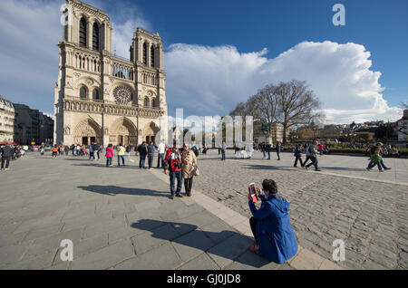 I turisti scattare foto di fronte la Cattedrale di Notre Dame, l'Île de la Cité, Parigi, Francia Foto Stock