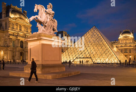 Il Palais du Louvre al crepuscolo, Parigi, Francia Foto Stock