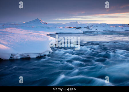 Fiume Laxá , Mývatn all'alba, nord est Islanda Foto Stock