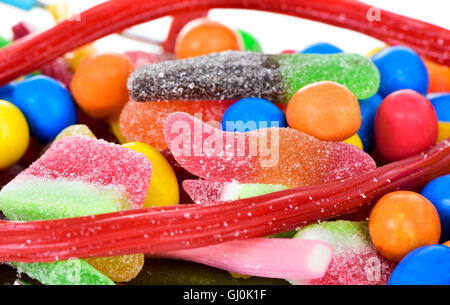Primo piano di una pila di diversi dolciumi, con diverse forme e sapori Foto Stock