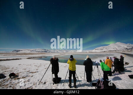 Il workshop di ripresa di gruppo le luci del nord (Aurora Boreale) oltre Hornafjörður, Islanda Orientale Foto Stock