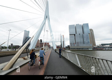 Il programma Erasmus ponte sul fiume Maas con il De Rotterdam edificio in background. Foto Stock