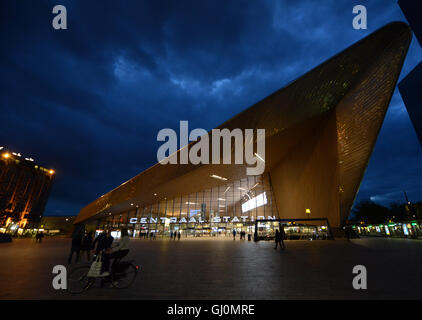 La bella Rotterdam Centraal Station assomiglia alla prua di una nave,un cenno a olandese storia marittima. Foto Stock