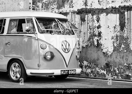 1966 VW Split Screen Volkswagen camper van. Bicester Heritage Centre, Oxfordshire, Inghilterra. In bianco e nero Foto Stock