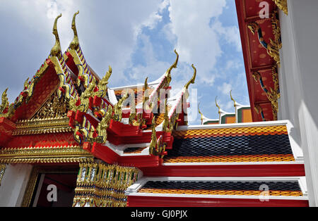 Facciata decorativi dell'edificio all'interno di Wat Pho tempio complesso, Bangkok, Thailandia Foto Stock