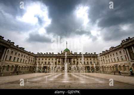 Vista sul cortile e la Somerset House in un giorno nuvoloso in estate, con fontane, Londra, Regno Unito. Foto Stock