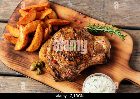 Bistecca con l'osso bistecca con patate al forno e salsa Foto Stock