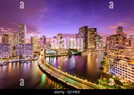 Miami, Florida, Stati Uniti d'America skyline del centro di notte. Foto Stock