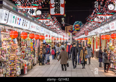Shopping Arcade presso il tempio Sensoji di Asakusa, Tokyo, Giappone. Foto Stock
