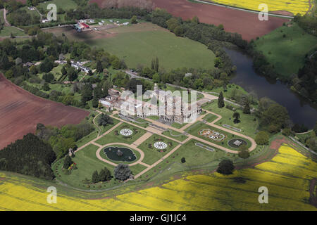 Vedute aeree del patrimonio Inglese Witley Court e giardini vicino grande Witley impostato tra il giallo dei campi di colza della campagna Worcesterhire Foto Stock