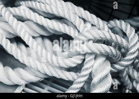 Bianco corda nautica bundle, vicino la foto con blu filtro tonale Foto Stock