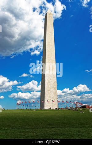 Un monumento di George Washington è circondato da bandiere degli Stati Uniti. Le persone sono comunemente visitando questa vista per godere della vista e scattare una foto. Foto Stock