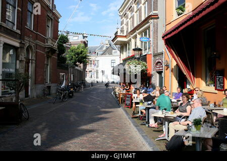 Vecchi e giovani seduti a una terrazza (De Drie Vrienden) il mer Street, centro di Utrecht, Paesi Bassi Foto Stock