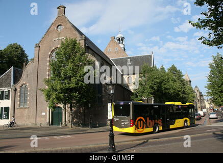 Xi secolo Janskerk storico (Chiesa di San Giovanni Evangelista) a Janskerkhof, Utrecht, Paesi Bassi, autobus di città passando davanti Foto Stock