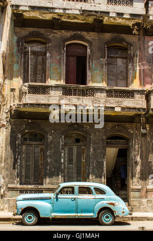 Blue vintage cars, Havana, Cuba, 2013 al di fuori del vecchio edificio fatiscente. Foto Stock