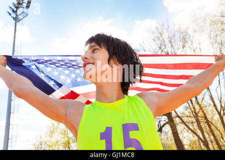 Ritratto di giovane campione sventola bandiera americana Foto Stock