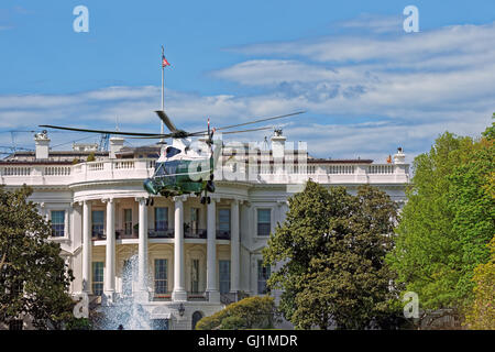 Vista ravvicinata all'elicottero volando davanti alla Casa Bianca a Washington D.C., USA. Esso è stato istituito nel 1800. Serve come una residenza ufficiale e nei luoghi di lavoro per il Presidente degli Stati Uniti. Foto Stock