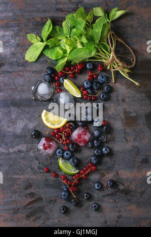 Bacche, lime, menta e ghiaccio Foto Stock