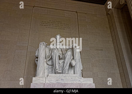 Statua del presidente Abraham Lincoln è situato nel suo memorial a Washington D.C., USA. Si tratta di uno dei principali simboli di indipendenza e di unità tra gli americani. Uno dei luoghi più visitati d. Foto Stock