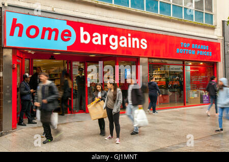 B&M Bargains store, B&M home store, B & M Store, B & M Stores, B&M Big Bargains, Big Sconto, B&M signage, B&M Bargains camion articolato; Home Bargains catena retailer che vende articoli da bagno, prodotti elettronici, giocattoli e altro a prezzi scontati a Liverpool, Merseyside, Regno Unito. Quartiere degli affari di Liverpools, Foto Stock