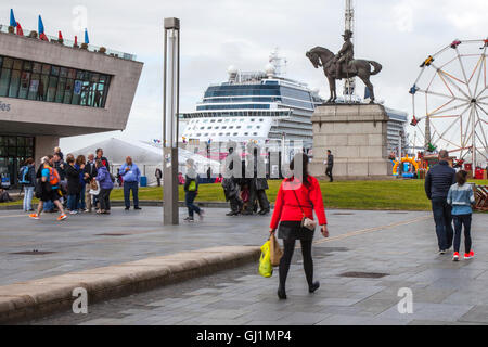 Crociera i passeggeri su la Pier Head waterfront di fronte le Tre Grazie, tornando al Celebrity Silhouette una Solstice-class nave da crociera ormeggiata al Princes Dock, Merseyside, Regno Unito Foto Stock